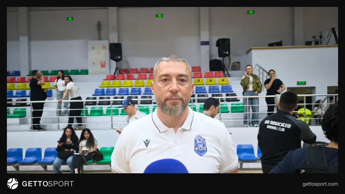 Kür qadın həndbol komandası məşqdə və ya Yanqildin oyunönü açıqlama verir