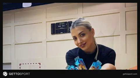 Kür qadın həndbol komandası oyunda topu müdafiə edir