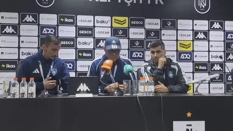 Kurban Berdıyev mətbuat konfransında çıxış edir