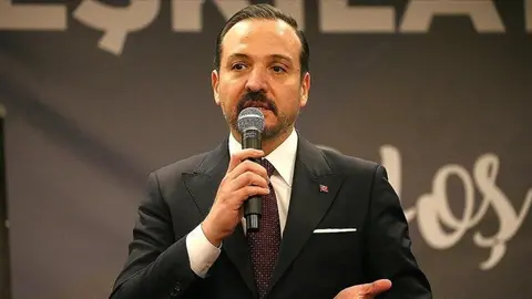 Kürşad Zorlu basın toplantısında konuşurken