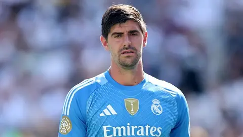 Tibo Kurtua Real Madrid üniformasında mətbuat konfransında