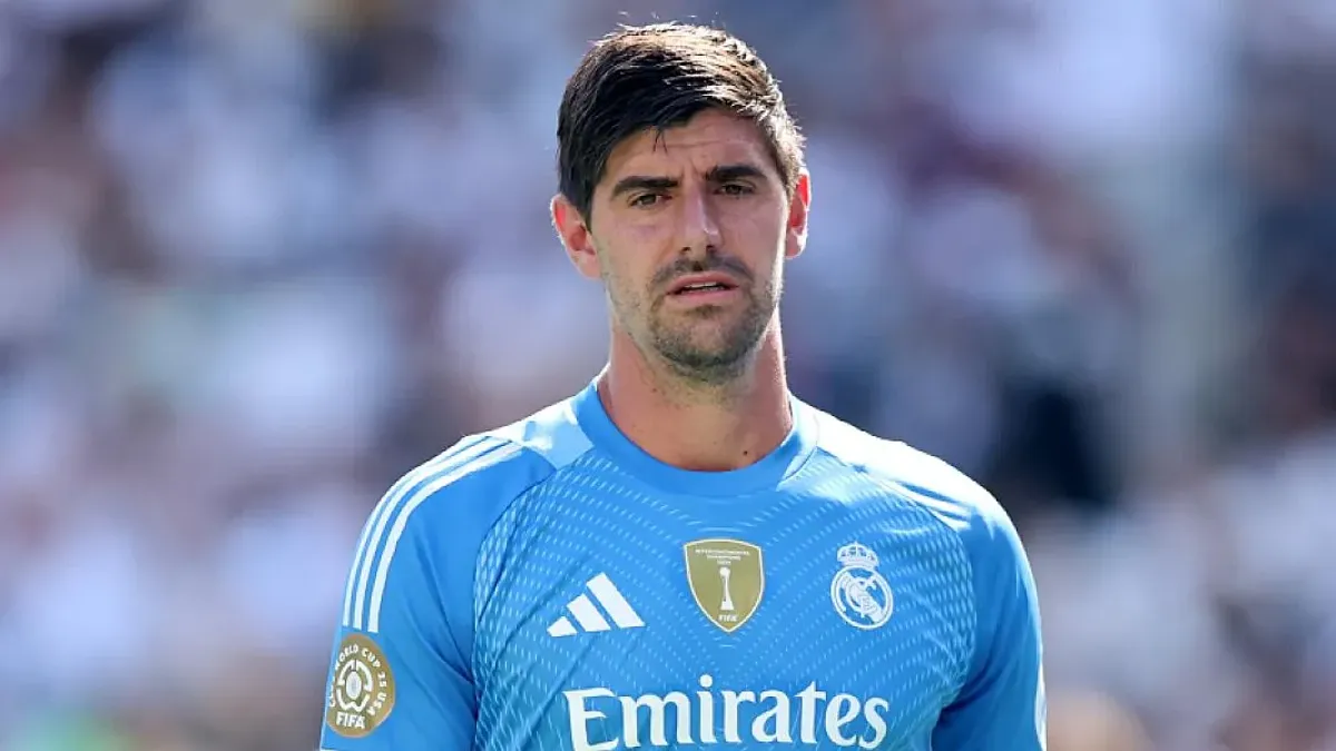 Tibo Kurtua Real Madrid üniformasında mətbuat konfransında