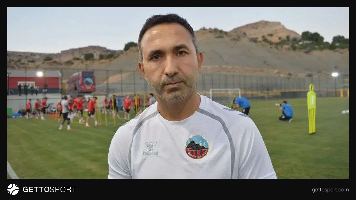 Ahmet Cingöz'ün fotoğrafı ya da Kütahyaspor logolu saha kenarı