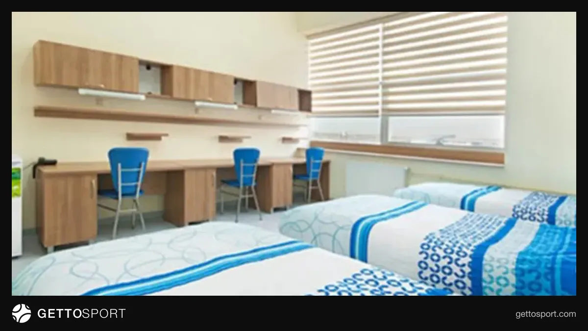 KYK logo ve öğrenci yurt binası önünde sıra bekleyen öğrenciler
