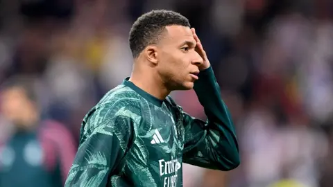 Kylian Mbappé röportaj sırasında televizyon ekranında