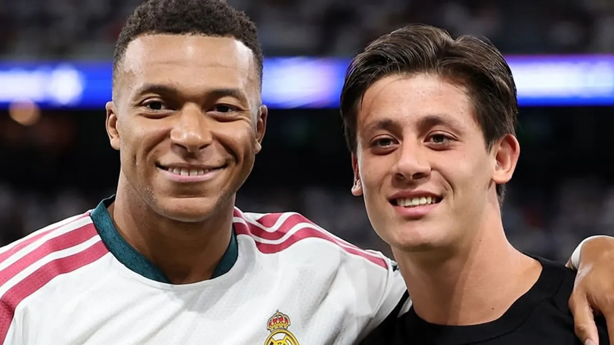 Kylian Mbappé röportaj sırasında konuşurken ve La Liga logosu
