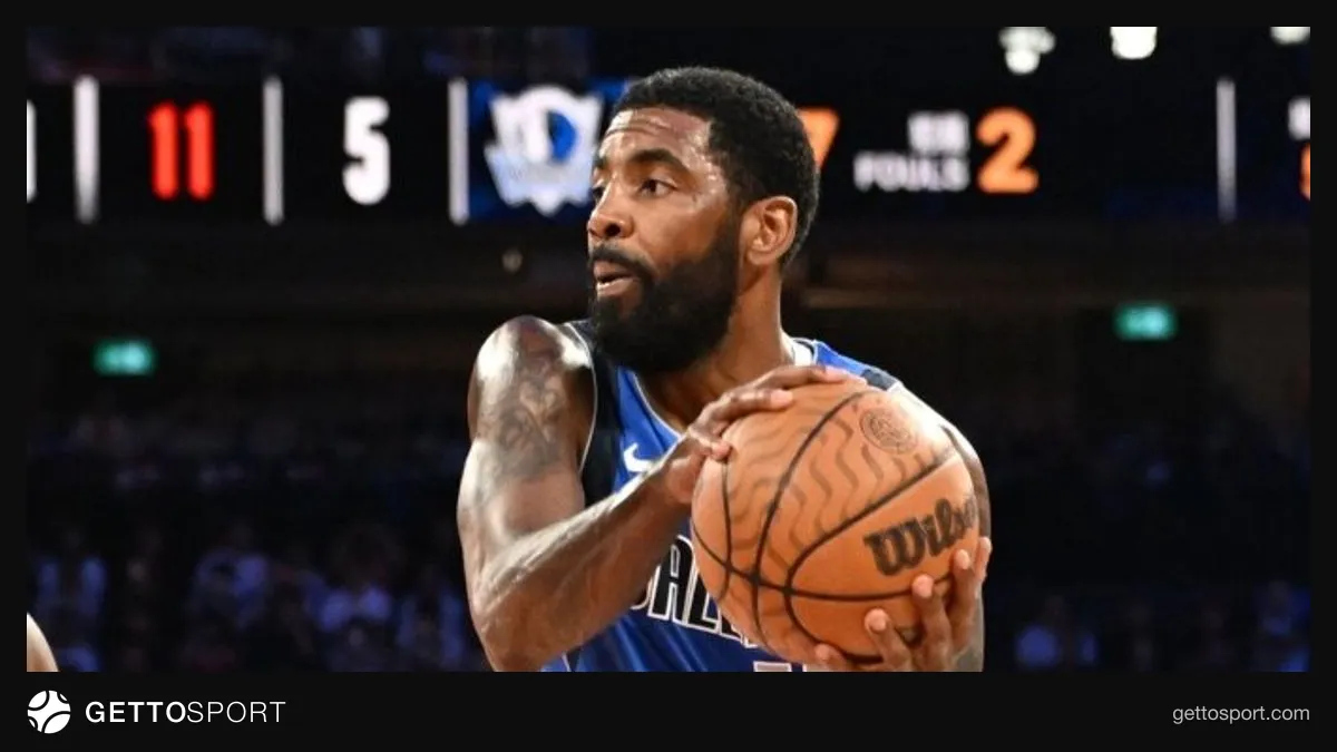 Kyrie Irving maçta top sürerken, Dallas Mavericks formasıyla