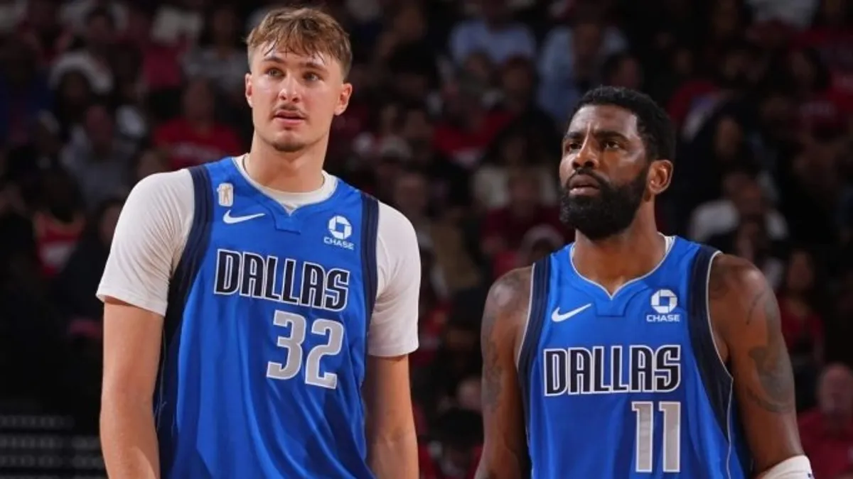 Kyrie Irving Dallas Mavericks formasıyla saha kenarında konuşurken