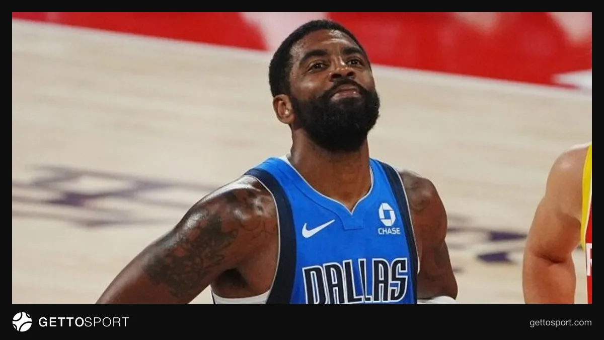 Kyrie Irving top sürerken ve şut hazırlığı yaparken çekilmiş maç görüntüsü