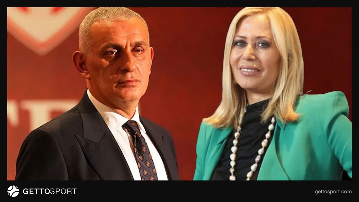 Lale Cander konuşma yaparken mikrofon başında görüntüsü