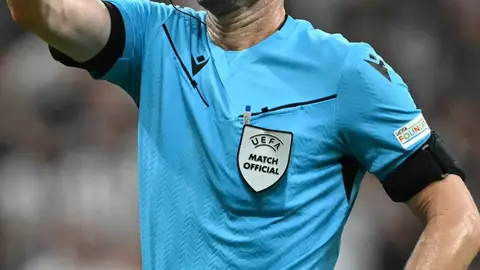 Hakemler maç sonrası röportaj verirken stüdyoda oturuyor
