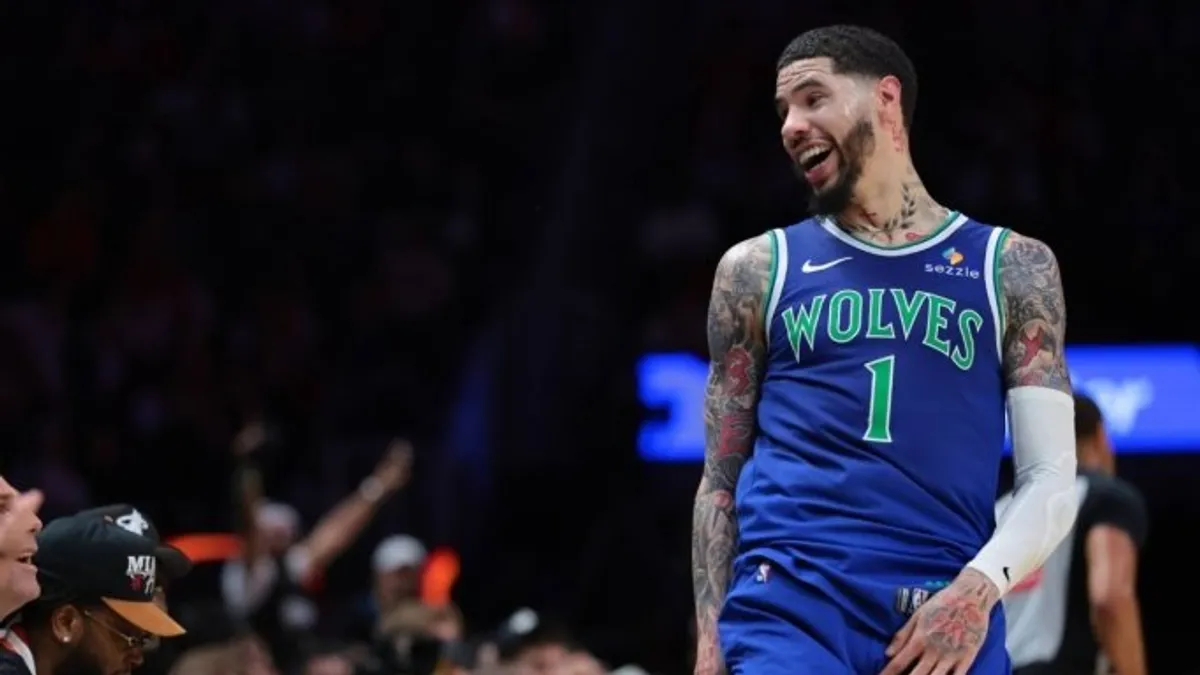 LaMelo Ball top sürerken adım pozisyonunu gösteren maç görüntüsü
