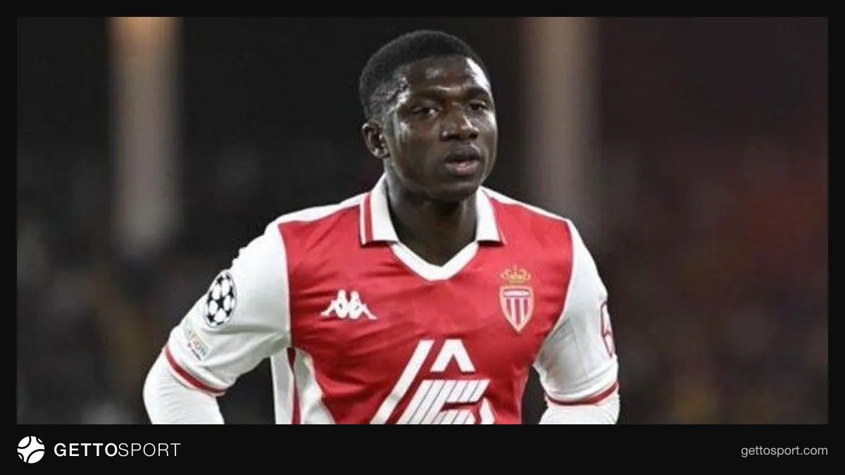 Lamin Kamara Bella Vas stadionunda topa nəzarət edərkən