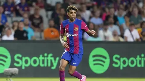 Lamine Yamal Barcelona formasıyla top sürerken veya asist anında