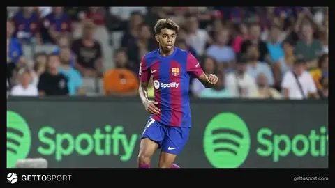 Lamine Yamal Barcelona formasıyla top sürerken veya asist anında