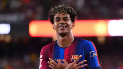 Lamine Yamal Barcelona formasıyla top sürüyor