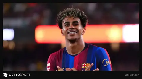 Lamine Yamal Barcelona formasıyla top sürüyor