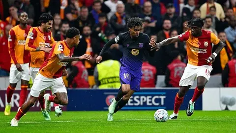 Lamine Yamal top sürerken Barcelona formasıyla gol sevincine yakın görüntü