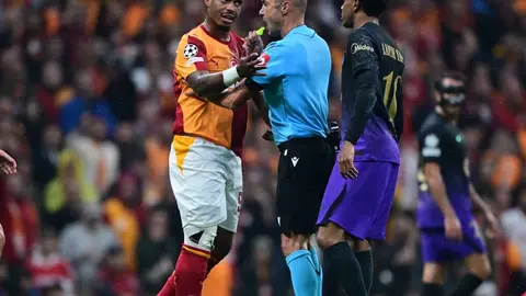 Lamine Yamal maç sonrası ödül alırken fotoğrafını paylaşırken