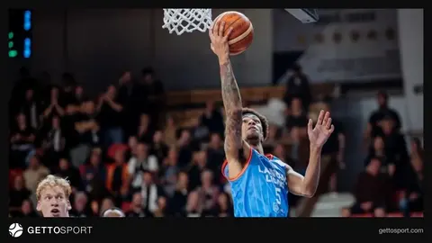 LANDAU Lions basketbolçuları və məşqçi Erhan Toker səhnəsi