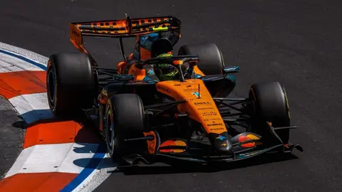 Lando Norris Meksika GP-də bolidində trasda sürür