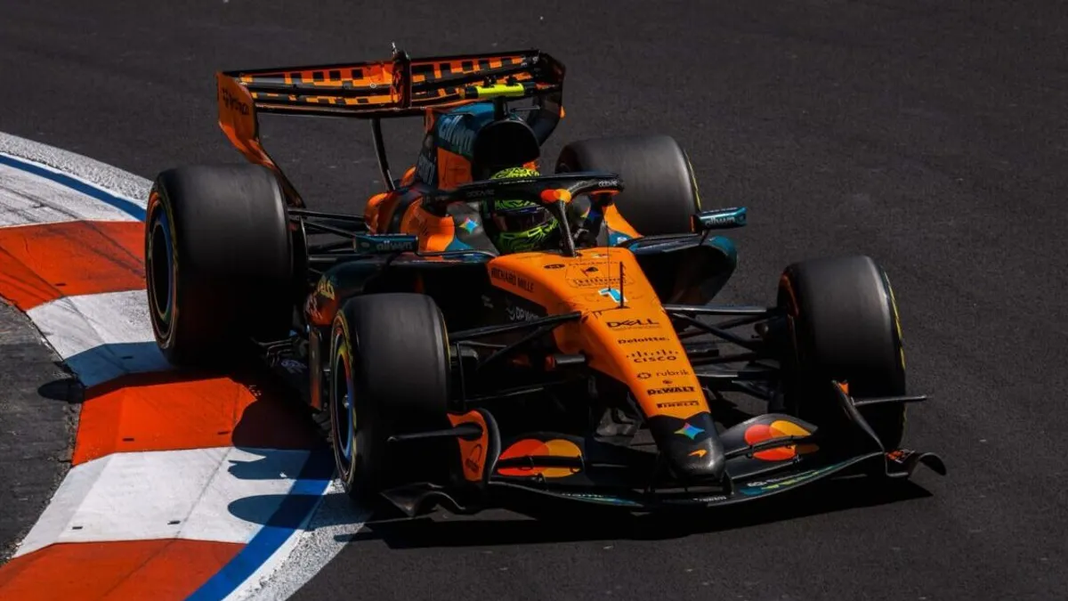 Lando Norris Meksika GP-də bolidində trasda sürür