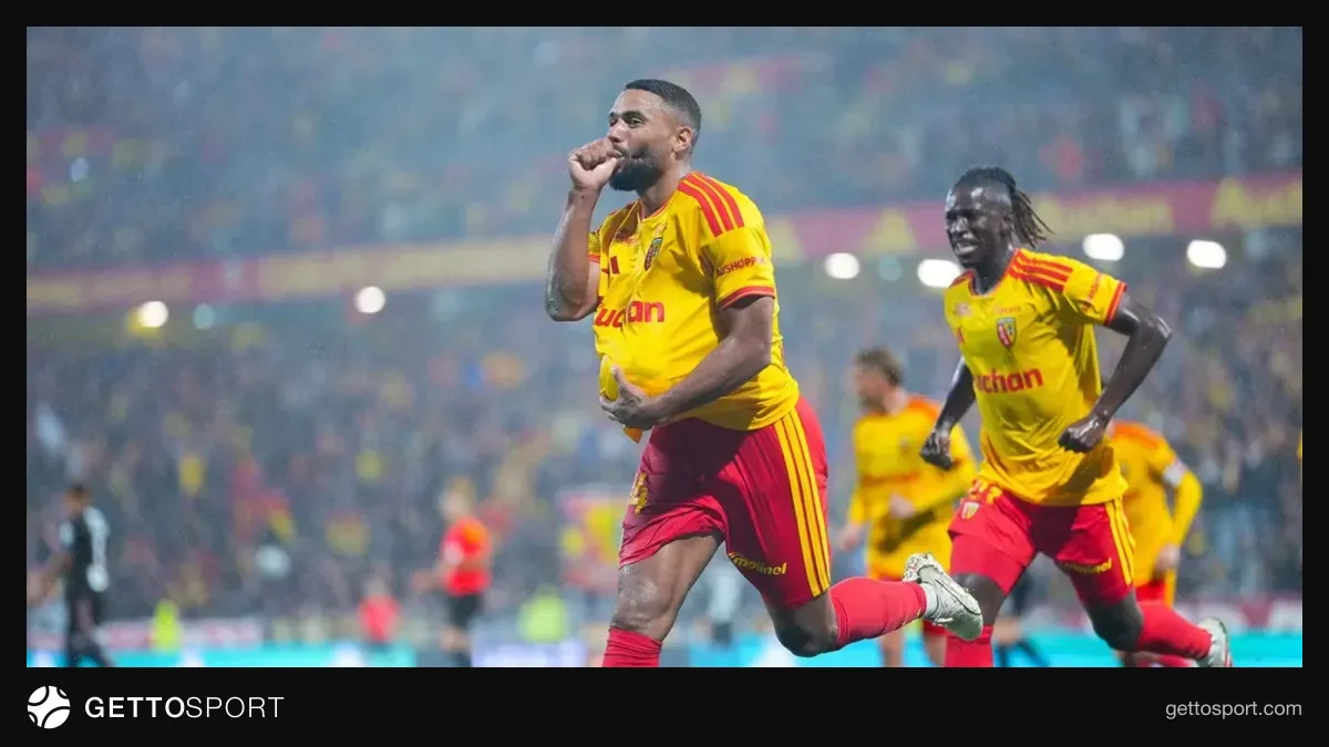 Lans və Lion futbolçuları Bosar-Delelis stadionunda mübarizə zamanı
