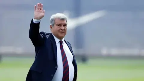 Xuan Laporta mətbuat konfransında danışır, Barcelona loqosu arxada