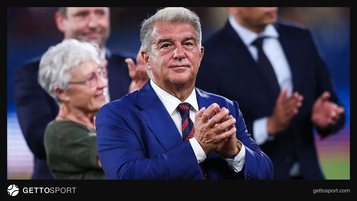 Joan Laporta nitq zamanı mikrofon qarşısında