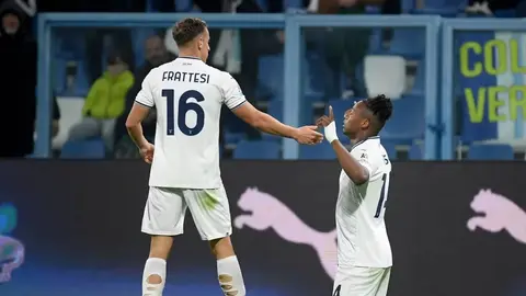 Latsio futbolçuları Sassuolo əleyhinə oyunda qeyd etdikləri qolları qeyd edərkən