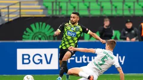 Leandro Andrade Polissya forması ilə rəqib müdafiəsi ilə mübarizə aparır