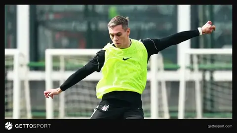 Beşiktaş formasıyla Leandro Trossard saha kenarında ısınırken