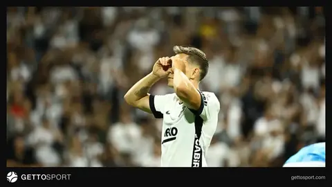 Leandro Trossard Beşiktaş formasıyla top sürerken