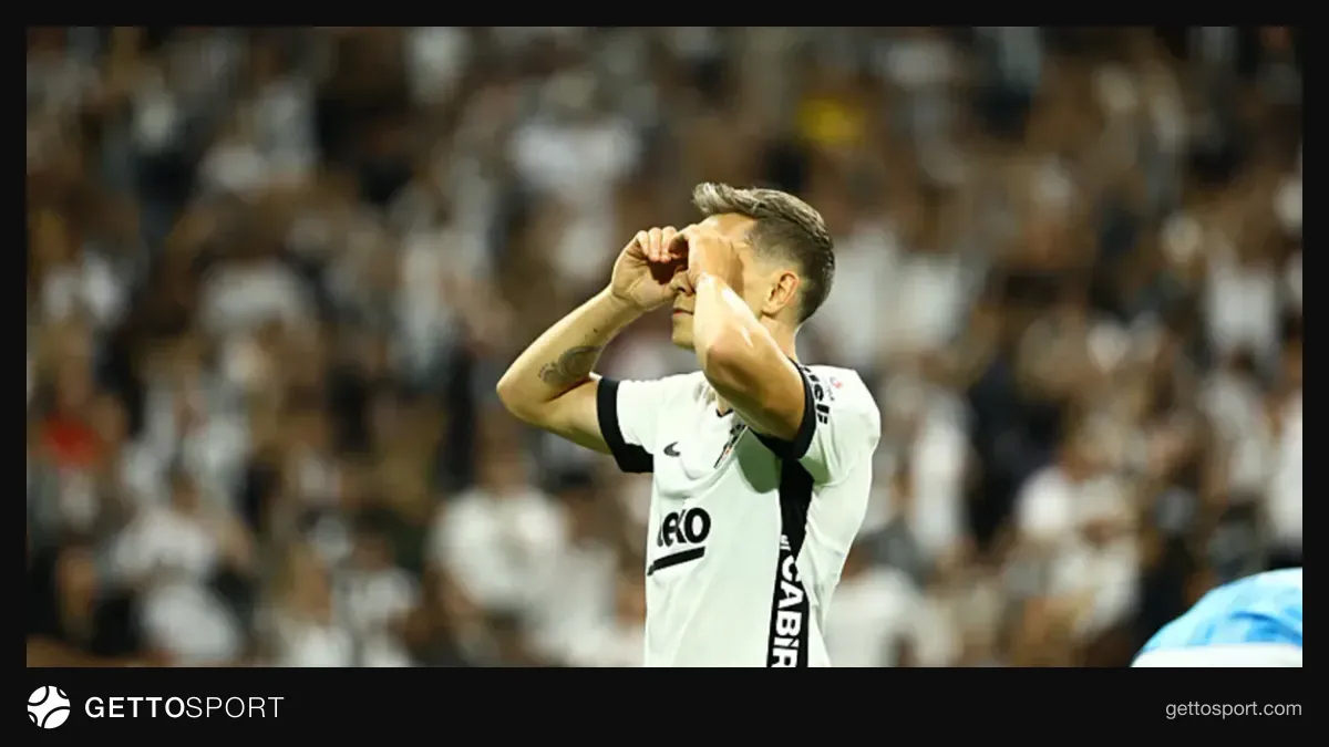 Leandro Trossard Beşiktaş formasıyla top sürerken
