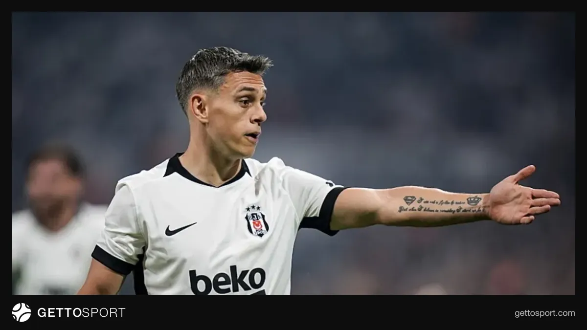 Leandro Trossard maçta top sürerken, siyah-beyaz forma içinde