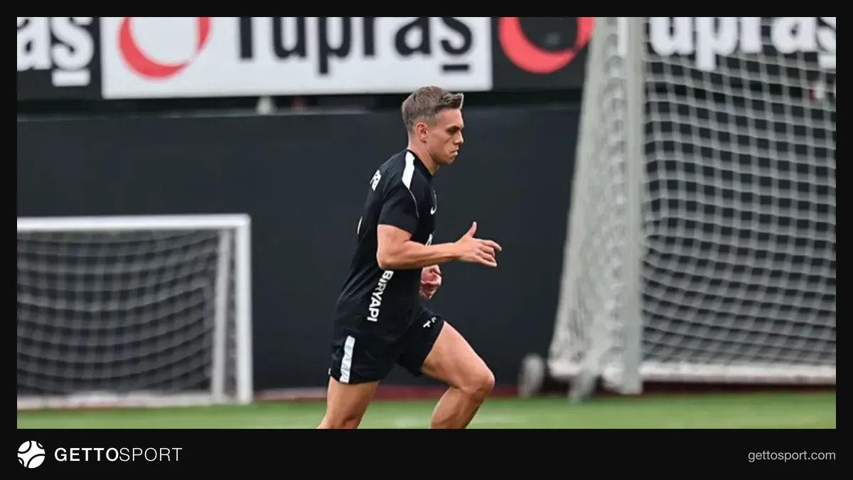 Leandro Trossard antrenmanda top sürerken takım teknik direktörü Vincenzo Italiano izliyor