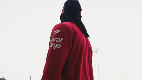 Galatasaray takımının maç günü antrenmanında Leao kameraya bakarken