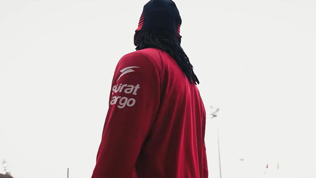 Galatasaray takımının maç günü antrenmanında Leao kameraya bakarken