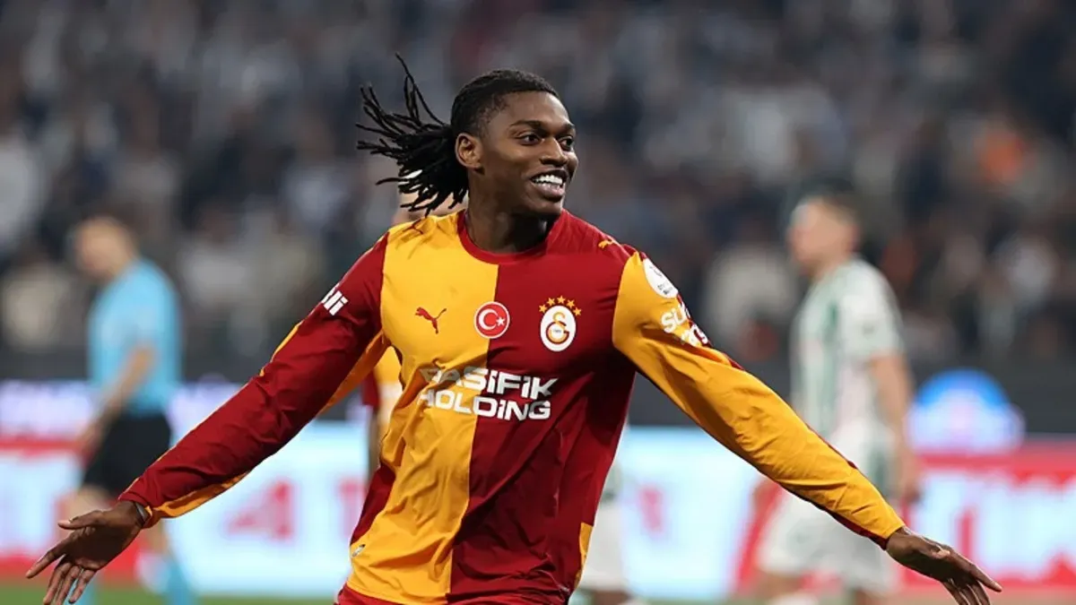 Leao penaltıyı kullanırken topa vuruyor, Galatasaray forması