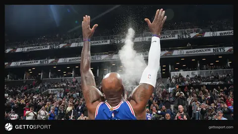 LeBron Ceyms Filadelfiya Seventi Siksers forması ilə meydançada