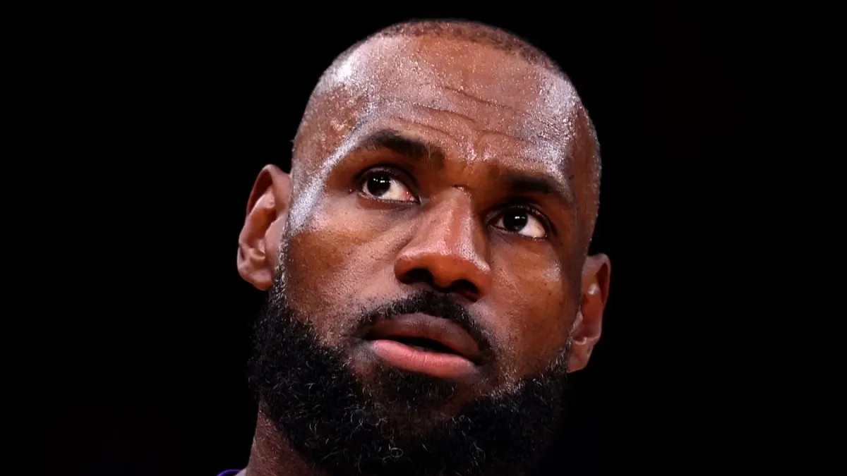Lebron Ceyms himn zamanı hərəkət edərkən
