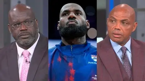 Inside the NBA stüdyosunda Charles Barkley ve Shaquille O'Neal tartışırken