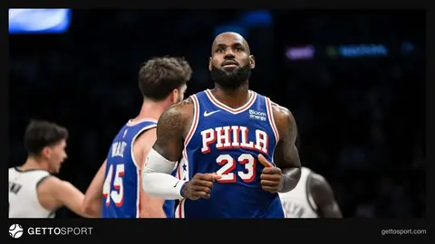 LeBron James Philadelphia 76ers formasıyla maç sırasında top sürüyor
