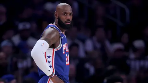 LeBron James 76ers formasıyla düşünceli görüntü; Kenny Atkinson basın açıklaması yaparken