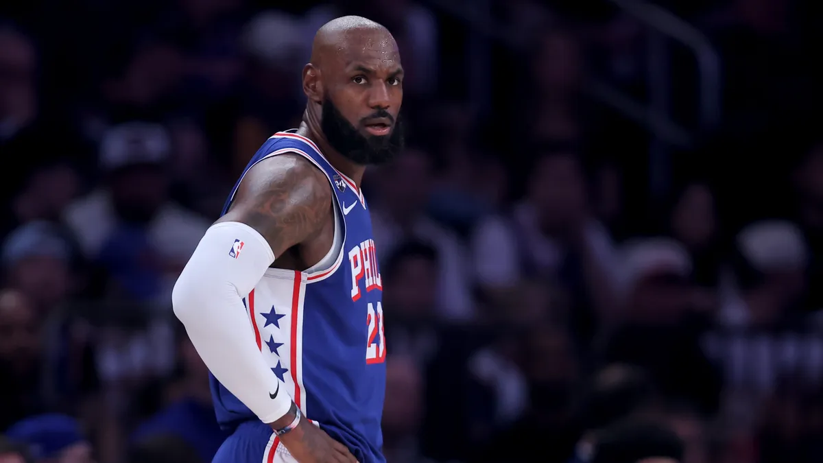 LeBron James 76ers formasıyla düşünceli görüntü; Kenny Atkinson basın açıklaması yaparken