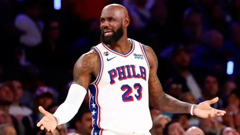 LeBron James pivot pozisyonunda top sürerken, Adem Bona ribaund mücadelesi yapıyor