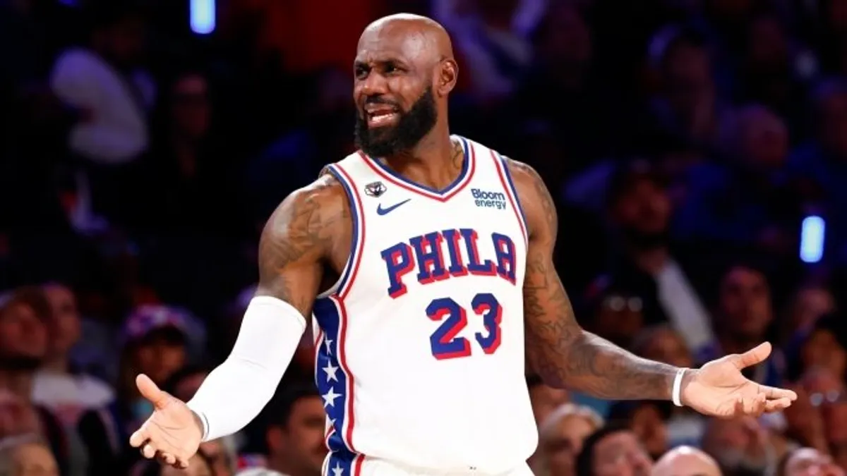 LeBron James pivot pozisyonunda top sürerken, Adem Bona ribaund mücadelesi yapıyor