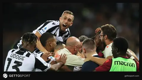 Leççe futbolçuları Udineze meydanında qələbəni qeyd edirlər