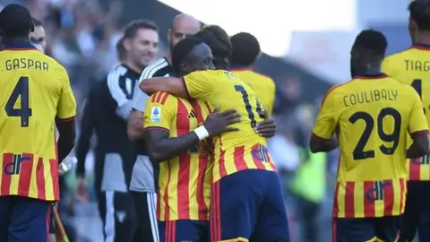 Lecce oyuncuları Udinese deplasmanında gol sevinci