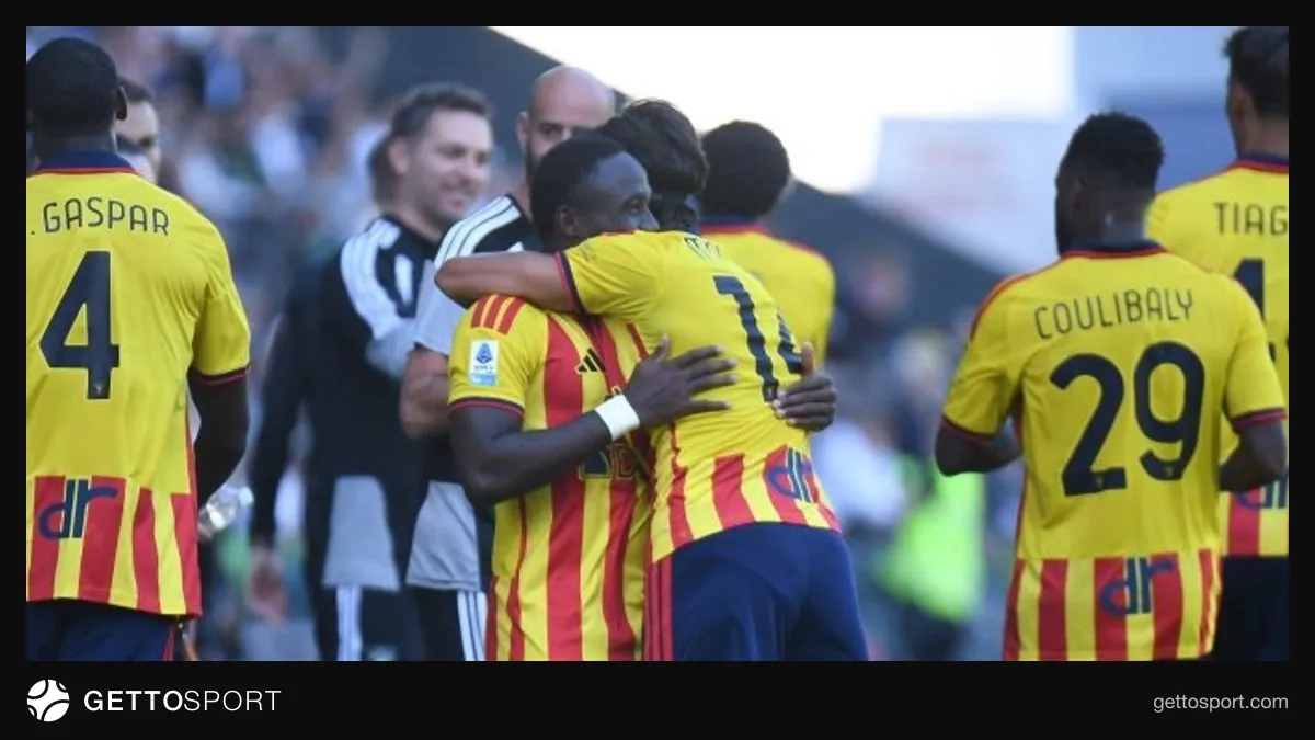 Lecce oyuncuları Udinese deplasmanında gol sevinci